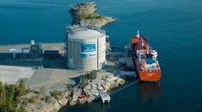 Since May 2011, Linde has been supplying  the entire Baltic Sea region with liquefied natural gas from its Nynäshamn terminal in southern Sweden. The gas is liquefied at Linde’s Stavanger LNG facility and shipped to the terminal in stor-age tanks. Here it is stored for onward transport in a tank capa-ble of holding up to 20,000 cubic metres of LNG – in other words, around twelve million cubic metres of gas.